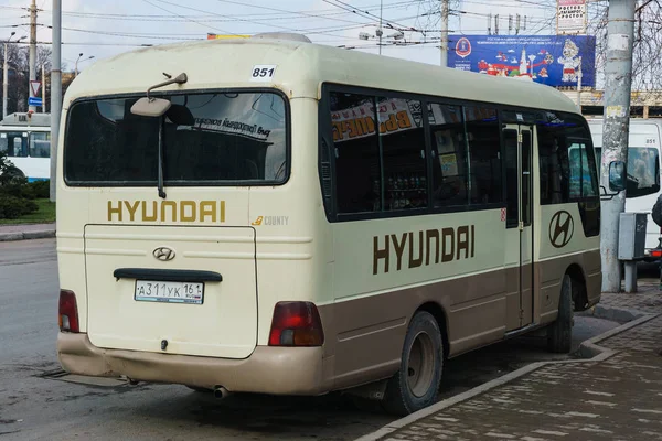 Rostov-on-Don / Rusia - marzo 2018: Autobús urbano en las calles de la ciudad se extiende los lugareños y turistas —  Fotos de Stock