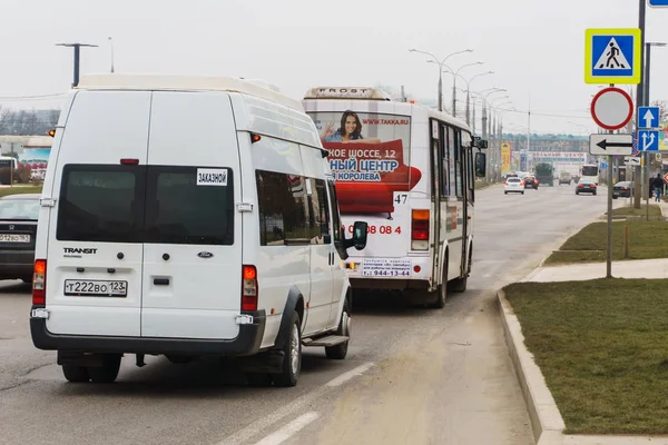クラスノダール地方/ロシア連邦 - 2018 年 3 月: 都市の路上市シャトルバス広がる地元の人や観光客 — ストック写真