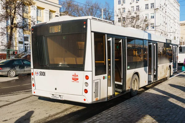 Rostov-on-Don / Rusia - marzo 2018: Autobús urbano en las calles de la ciudad se extiende los lugareños y turistas — Foto de Stock