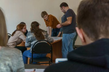 Millerovo / Rostov bölgesi / Rusya - 31 Mart 2018: şehir Millerovo genç okul ve mimarlar ile atölyede Şehir Parkı ve bir sokak projesi geliştirme