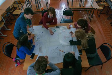 Millerovo / Rostov bölgesi / Rusya - 31 Mart 2018: şehir Millerovo genç okul ve mimarlar ile atölyede Şehir Parkı ve bir sokak projesi geliştirme