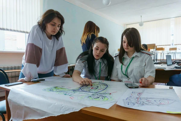 Millerovo / regionie Rostov / Rosja - 31 marca 2018: warsztaty w miasto Millerovo z młodych uczniów i architektów opracowywania projektu parku miejskiego i ulicy — Zdjęcie stockowe