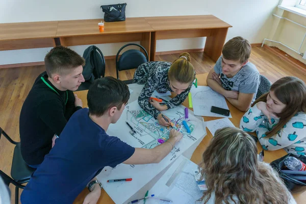 Millerovo / Rostov región / Rusia - 31 de marzo de 2018: Taller en la ciudad de Millerovo con jóvenes escolares y arquitectos están desarrollando un proyecto de un parque urbano y una calle — Foto de Stock