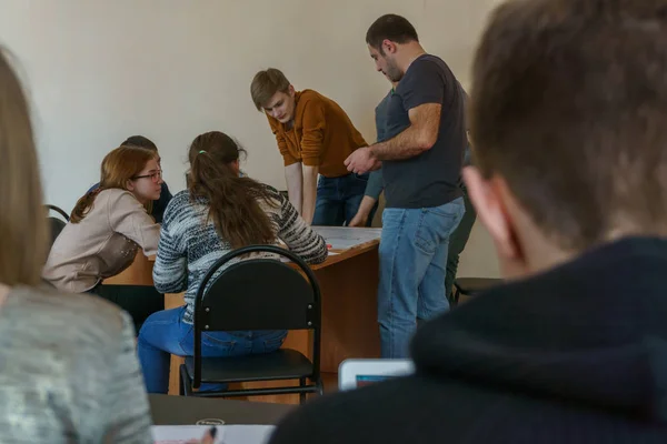 Millerovo / Rostov bölgesi / Rusya - 31 Mart 2018: şehir Millerovo genç okul ve mimarlar ile atölyede Şehir Parkı ve bir sokak projesi geliştirme
