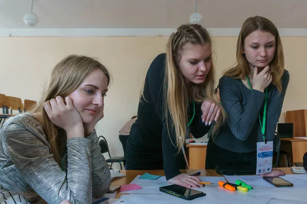 Millerovo/ Rostov region/ Russia - 31 March 2018: Workshop in the city of Millerovo with young schoolchildren and architects are developing a project of a city park and a street — Stock Photo, Image