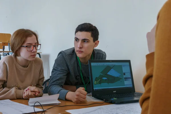 Millerovo / Rostov región / Rusia - 31 de marzo de 2018: Taller en la ciudad de Millerovo con jóvenes escolares y arquitectos están desarrollando un proyecto de un parque urbano y una calle — Foto de Stock