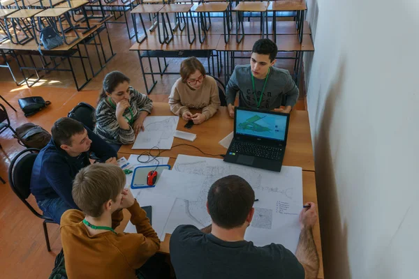 Millerovo / Rostov región / Rusia - 31 de marzo de 2018: Taller en la ciudad de Millerovo con jóvenes escolares y arquitectos están desarrollando un proyecto de un parque urbano y una calle — Foto de Stock