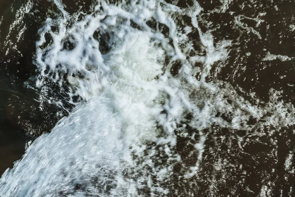 Un ampio tubo emette una grande quantità di acqua sporca nel fiume e inquina l'ambiente — Foto Stock