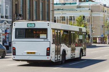 Rostov-on-Don / Rusya - Nisan 2018: rota numarası büyük şehir 98 Merkezi dolaşan bir büyük yolcu otobüs