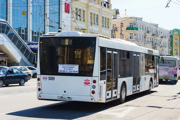Rostov-sur-le-Don / Russie - Avril 2018 : Un grand bus de passagers empruntant la route numéro 6 au centre d'une grande ville — Photo
