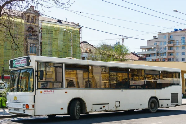 Rostov-on-Don / Rússia - Abril 2018: Um grande autocarro de passageiros que circula ao longo da rota número 26 no centro de uma grande cidade — Fotografia de Stock