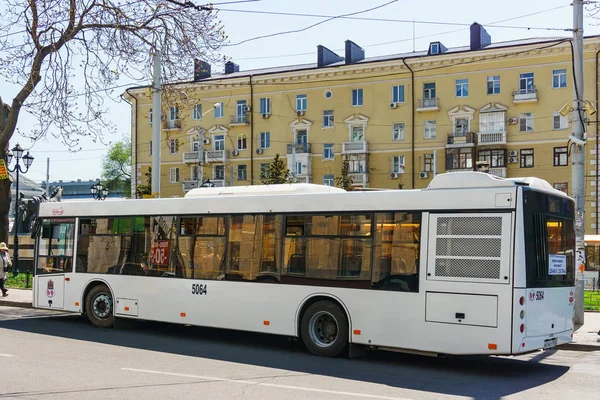 Ростов-на-Дону / Россия - апрель 2018 года: Большой пассажирский автобус, курсирующий по маршруту номер 71 в центре большого города — стоковое фото