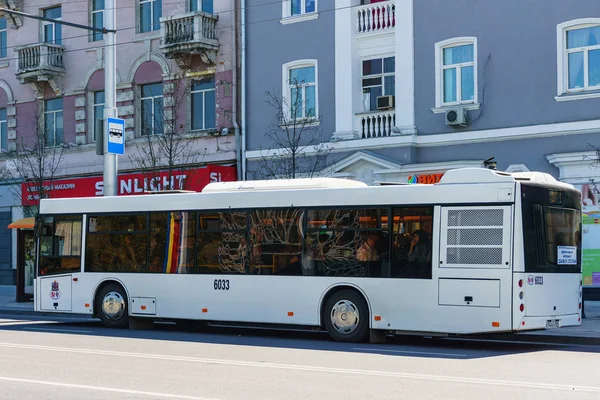 Rostov-sur-le-Don / Russie - Avril 2018 : Un grand bus de passagers empruntant la route numéro 3 au centre d'une grande ville — Photo