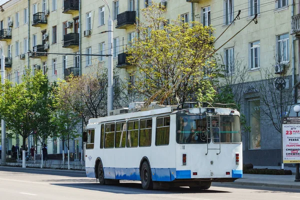 Rostov-on-Don / Rusia - Abril 2018: Viejo blanco con una raya azul un trolebús en el centro de una gran ciudad lleva pasajeros — Foto de Stock