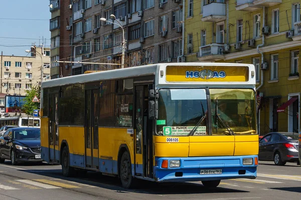 Rostov-sur-le-Don / Russie - Avril 2018 : Un grand bus de passagers empruntant la route numéro 5 au centre d'une grande ville — Photo