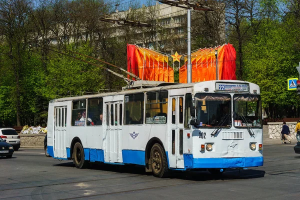 Rostov-on-Don / Ryssland - April 2018: gamla vitt med en blå rand en trådbuss i mitten av en stor stad bär passagerare — Stockfoto