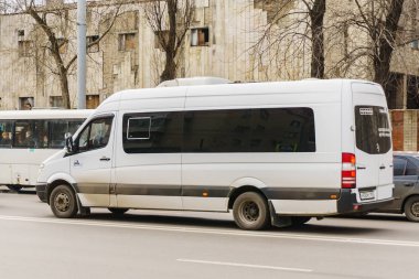 Rostov-on-Don / Rusya - Mart 2018: büyük bir şehrin merkezinde rota boyunca dolaşan bir büyük yolcu otobüs