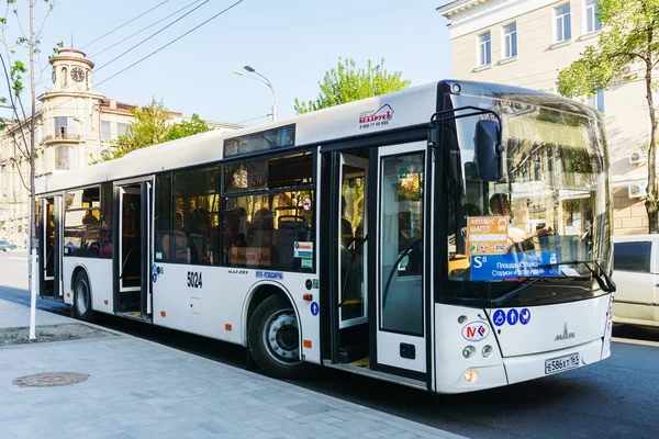 Rostov-sur-le-Don / Russie - Avril 2018 : Shuttle bus numéro S8 transporte les fans de football au nouveau stade Rostov-Arena construit pour la Coupe du monde 2018 — Photo