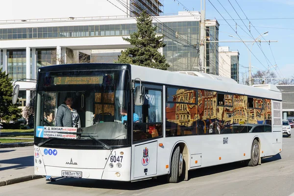 Rostov-sur-le-Don / Russie - Avril 2018 : Un grand bus de passagers empruntant la route numéro 7 au centre d'une grande ville — Photo