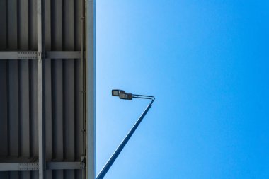 Yeni metal köprü mavi açık gökyüzü karşı düz kenar