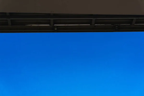Hladké okraje nového kovového mostu proti modré obloze jasné — Stock fotografie