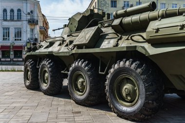 Rostov-on-Don / Rusya - Mayıs 2018: Gorki Park girişine yakın gerçek askeri teçhizat geçit töreni sırasında statik sergi