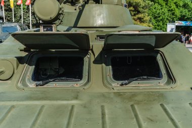 Rostov-on-Don / Rusya - Mayıs 2018: Gorki Park girişine yakın gerçek askeri teçhizat geçit töreni sırasında statik sergi