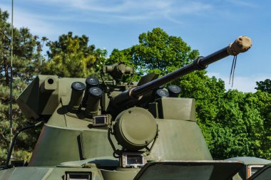 Rostov-on-Don / Rusya - Mayıs 2018: Gorki Park girişine yakın gerçek askeri teçhizat geçit töreni sırasında statik sergi