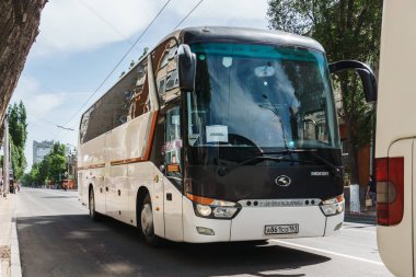 Rostov-on-Don / Rusya - Mayıs 2018: büyük beyaz konforlu otobüs sütunda çalışan insanlar teslim