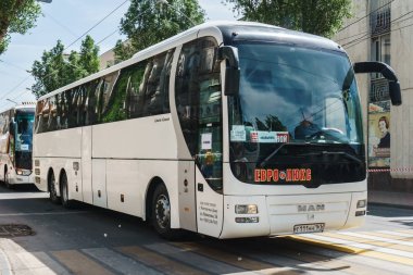 Rostov-on-Don / Rusya - Mayıs 2018: büyük beyaz konforlu otobüs sütunda çalışan insanlar teslim