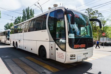 Rostov-on-Don / Rusya - Mayıs 2018: büyük beyaz konforlu otobüs sütunda çalışan insanlar teslim