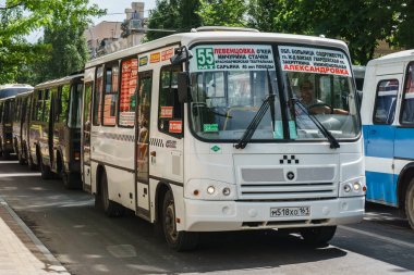 Rostov-on-Don / Rusya - Mayıs 2018: büyük beyaz konforlu otobüs sütunda çalışan insanlar teslim