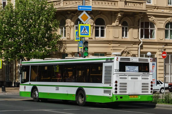 Rostov-sur-le-Don / Russie - Mai 2018 : Un grand bus de passagers empruntant la route numéro 3 au centre d'une grande ville — Photo