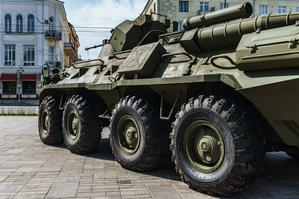 Rostov na Donu / Rusko - květen 2018: statická výstava skutečné vojenské techniky v blízkosti vchodu do parku Gorkij během průvodu — Stock fotografie