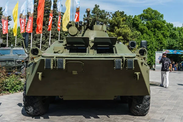 Rostov aan de Don / Rusland - mei 2018: statische tentoonstelling van echte militair materieel in de buurt van de ingang van Gorky Park tijdens de parade — Stockfoto