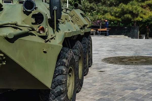 Rostov-on-Don / Rusya - Mayıs 2018: Gorki Park girişine yakın gerçek askeri teçhizat geçit töreni sırasında statik sergi