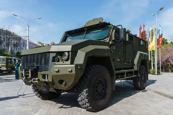 Rostov-on-don / russland - mai 2018: statische ausstellung echter militärischer ausrüstung in der nähe des eingangs zum gorki park während der parade — Stockfoto