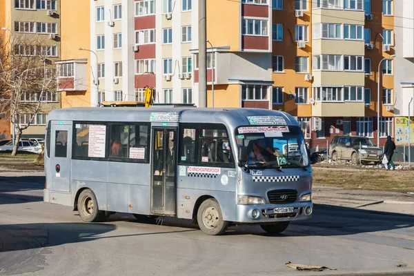 Rostov-on-Don / Rusya - Nisan 2018: küçük bir eski minibüs güneşli bir günde büyük şehirde insanlar sürüş