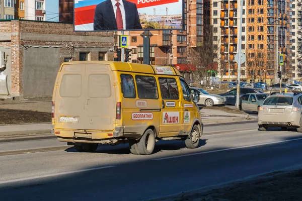 Rostov-on-Don / Rússia - Abril 2018: Um pequeno e velho microônibus está levando as pessoas ao redor da grande cidade em um dia ensolarado — Fotografia de Stock
