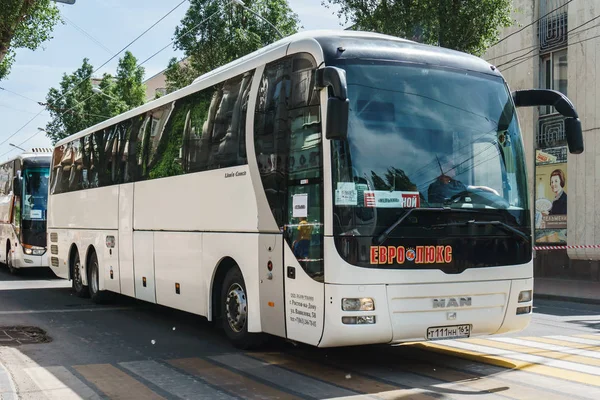 Rostov-on-Don / Rusya - Mayıs 2018: büyük beyaz konforlu otobüs sütunda çalışan insanlar teslim