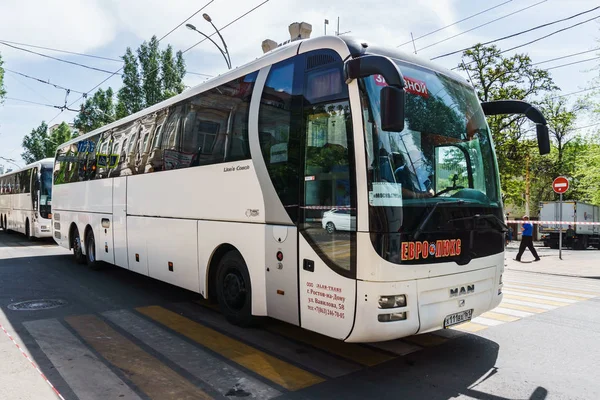 Rostov-sur-le-Don / Russie - Mai 2018 : De grands autobus blancs confortables circulant dans la colonne livrent les gens — Photo