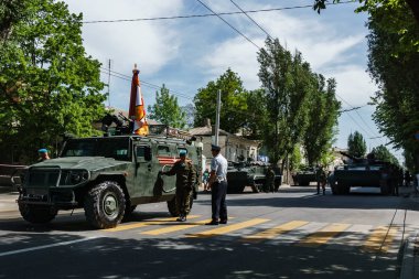Rostov-on-Don / Rusya - Mayıs 2018: geçit töreni gerçek askeri teçhizat ve asker zafer onuruna şehrin sokaklarında