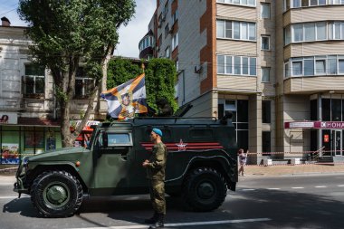 Rostov-on-Don / Rusya - Mayıs 2018: geçit töreni gerçek askeri teçhizat ve asker zafer onuruna şehrin sokaklarında