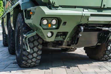 Rostov-on-Don / Rusya - Mayıs 2018: Gorki Park girişine yakın gerçek askeri teçhizat geçit töreni sırasında statik sergi