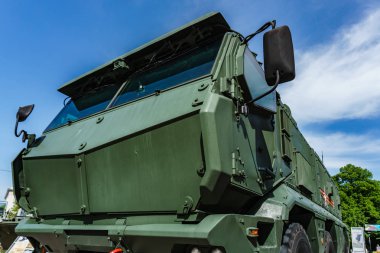 Rostov-on-Don / Rusya - Mayıs 2018: Gorki Park girişine yakın gerçek askeri teçhizat geçit töreni sırasında statik sergi