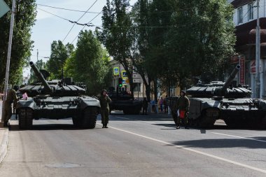 Rostov-on-Don / Rusya - Mayıs 2018: geçit töreni gerçek askeri teçhizat ve asker zafer onuruna şehrin sokaklarında
