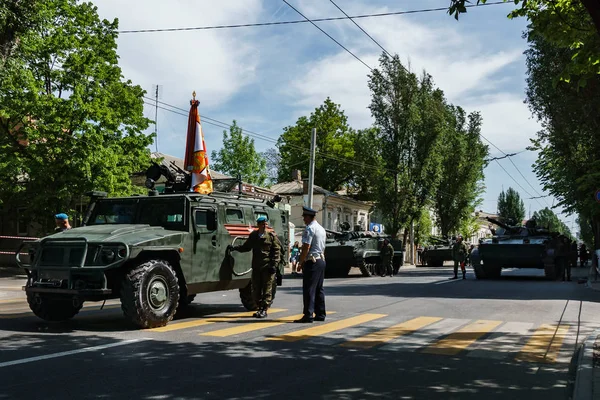 Rostov-on-Don / Rusya - Mayıs 2018: geçit töreni gerçek askeri teçhizat ve asker zafer onuruna şehrin sokaklarında