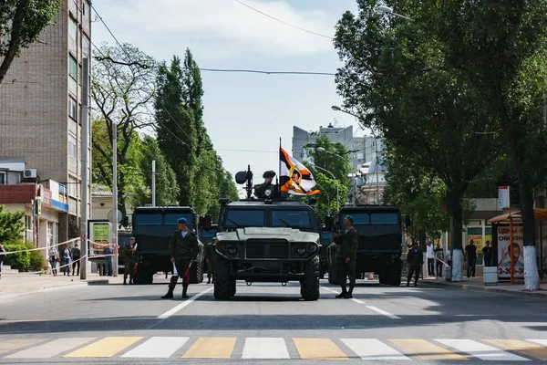 Rostov-on-Don / Rusya - Mayıs 2018: geçit töreni gerçek askeri teçhizat ve asker zafer onuruna şehrin sokaklarında