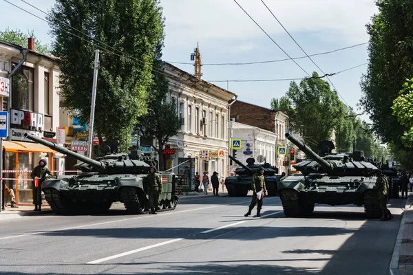 Rostov-on-Don / Rusya - Mayıs 2018: geçit töreni gerçek askeri teçhizat ve asker zafer onuruna şehrin sokaklarında