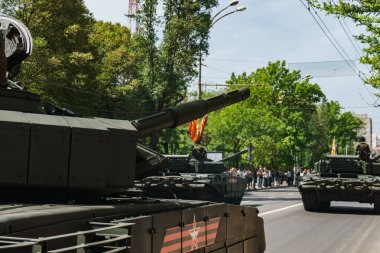 Rostov-on-Don / Rusya - Mayıs 2018: geçit töreni gerçek askeri teçhizat ve asker zafer onuruna şehrin sokaklarında